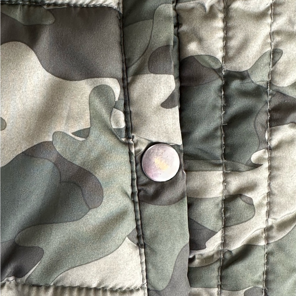 Old Navy Puffer Vest Camouflage Women's Size Small - Picture 9 of 9